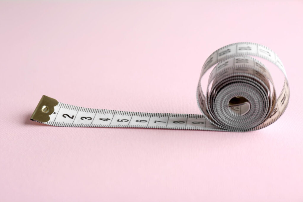 Mètre-ruban de couturier symbolisant une formation professionnelle sur-mesure adaptée à l'entreprise